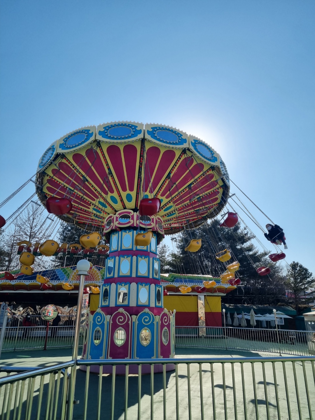 临津阁和平公园全景，数千只彩色风车在临津江畔的旷野上随风转动。